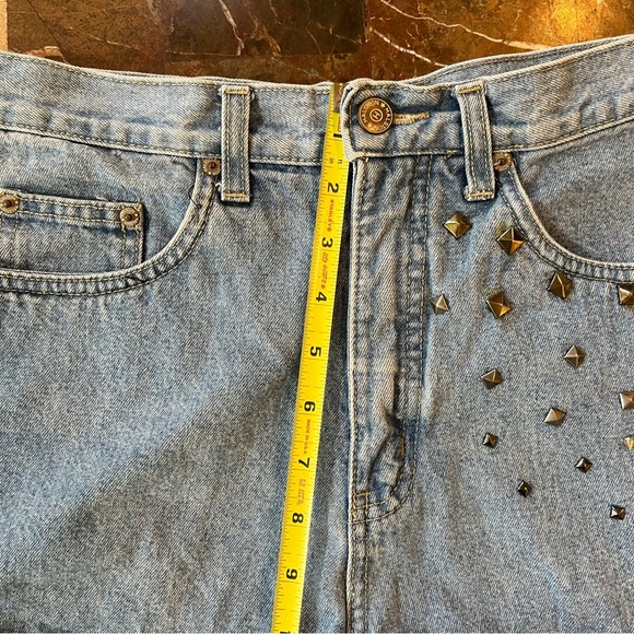 Women’s SZ 6 HALSTON JEANSWEAR Medium Blue High Rise Denim Shorts with Studs - Picture 3 of 13